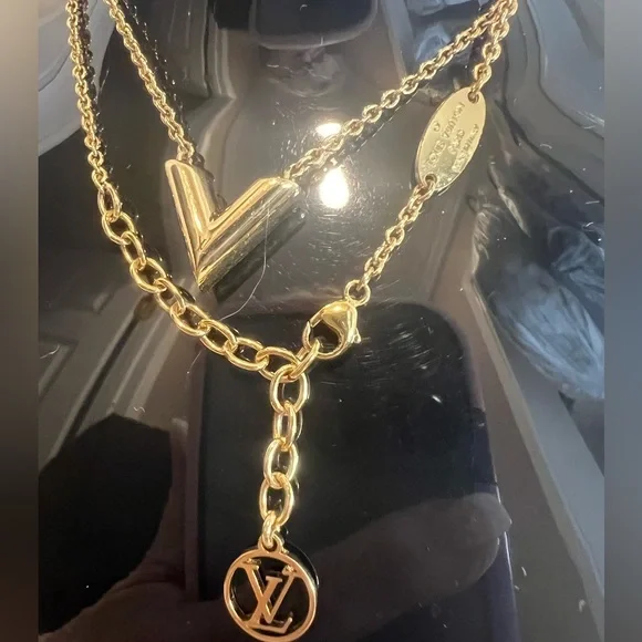 LOUIS VUITTON Essential V Necklace W Box & Dustbag